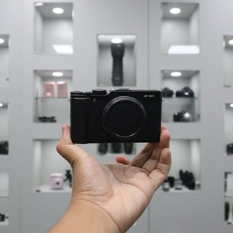 Fujifilm XM1 Mirrorless Camera